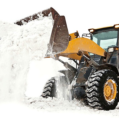 Уборка снега трактором.